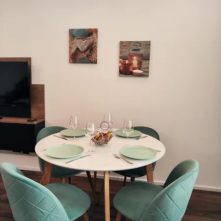 Familienapartment Mit Pool, Und Panoramablick アパート